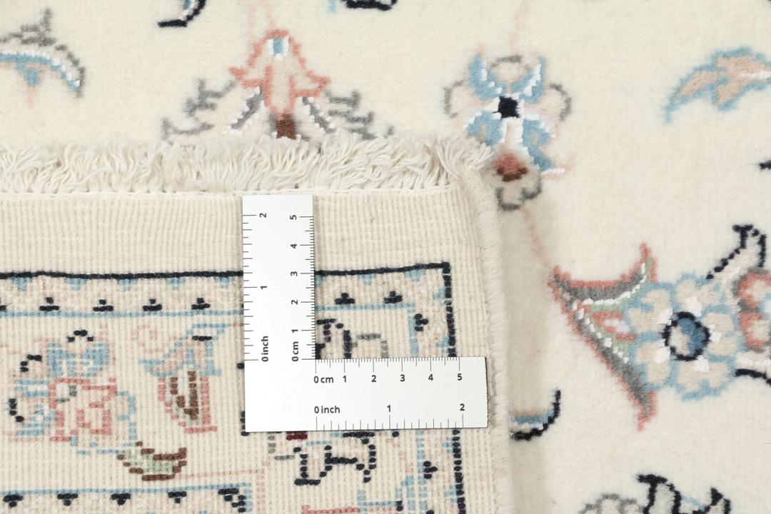 Handgeknoopt Nain 9La tapijt met een bloemmedaillonontwerp in beige, blauwe en roze tinten.