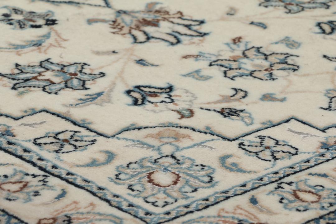 Met de hand geknoopt Nain 9La tapijt uit het Midden-Oosten in beige met bloemmotieven.