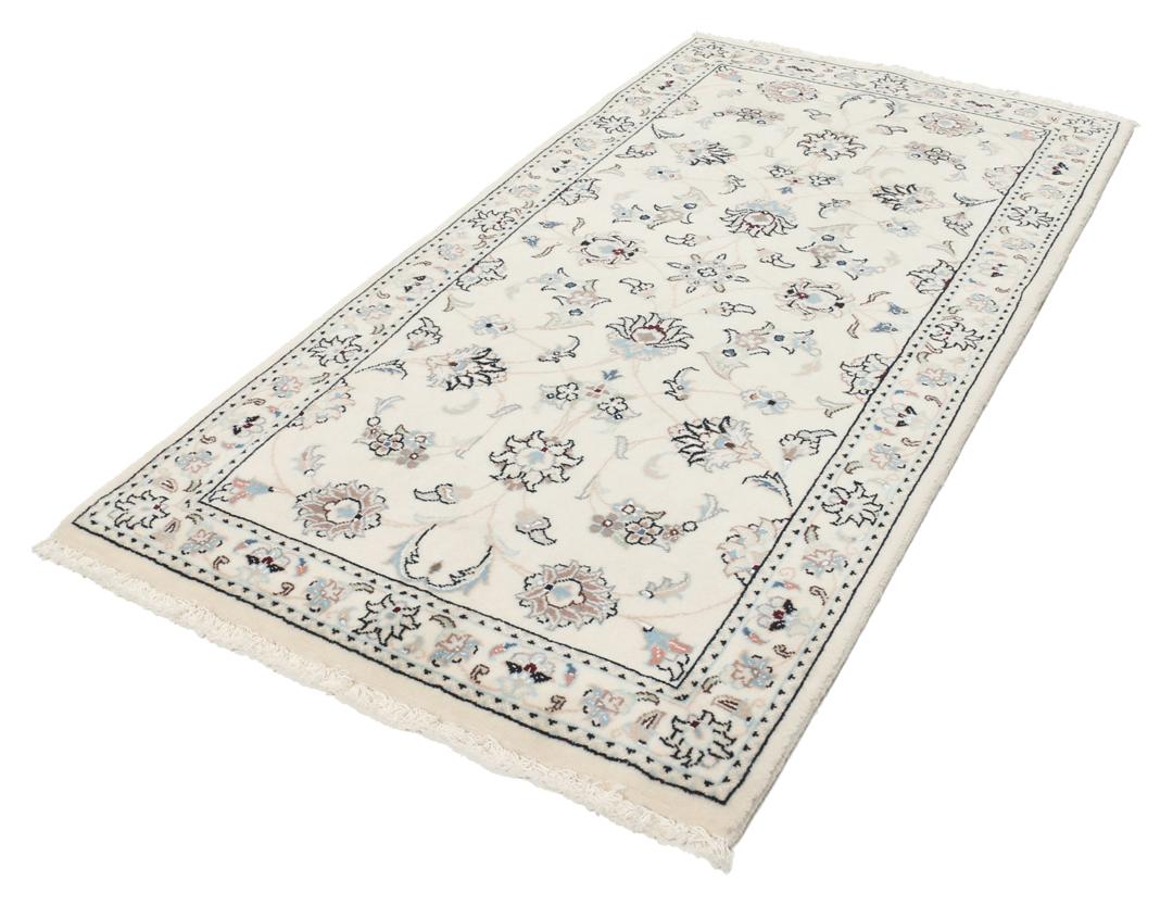 Een rechthoekig handgeknoopt Nain 9La tapijt met een beige veld en florale motieven uit het Midden-Oosten.