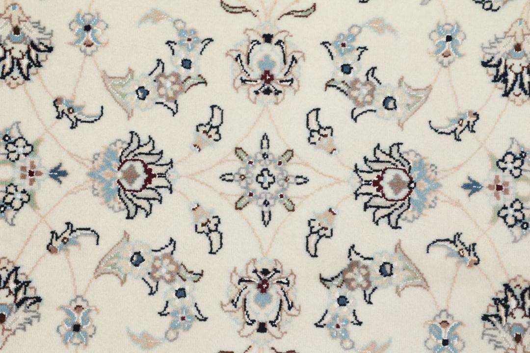 Een rechthoekig handgeknoopt Nain 9La tapijt met een beige veld en florale motieven uit het Midden-Oosten.