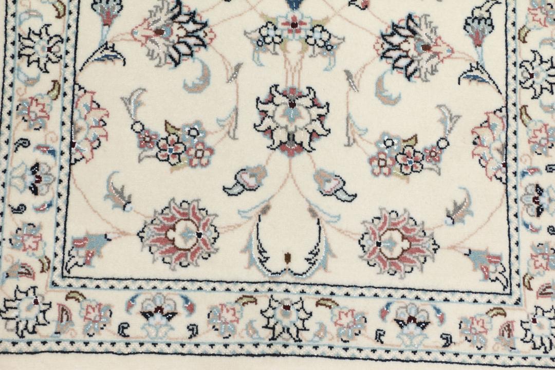 Handgeknoopt Nain 9La-tapijt met bloemmotieven in beige uit het Midden-Oosten