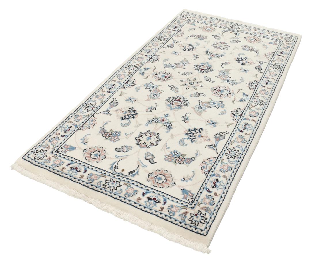 Een rechthoekig handgeknoopt Nain 9La tapijt uit het Midden-Oosten met een beige achtergrond en bloempatronen in blauw en roze.