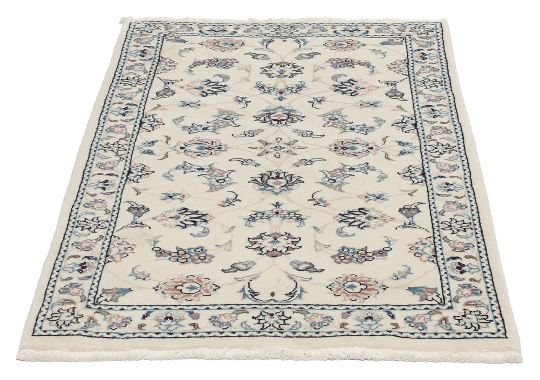 Een rechthoekig handgeknoopt Nain 9La tapijt uit het Midden-Oosten met een beige achtergrond en bloempatronen in blauw en roze.