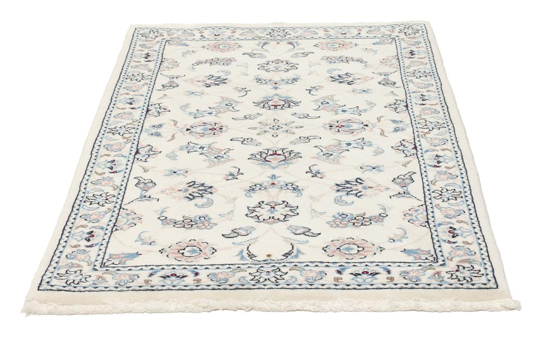 Een rechthoekig handgeknoopt Nain 9La tapijt uit het Midden-Oosten met een beige achtergrond en bloempatronen in blauw en roze.