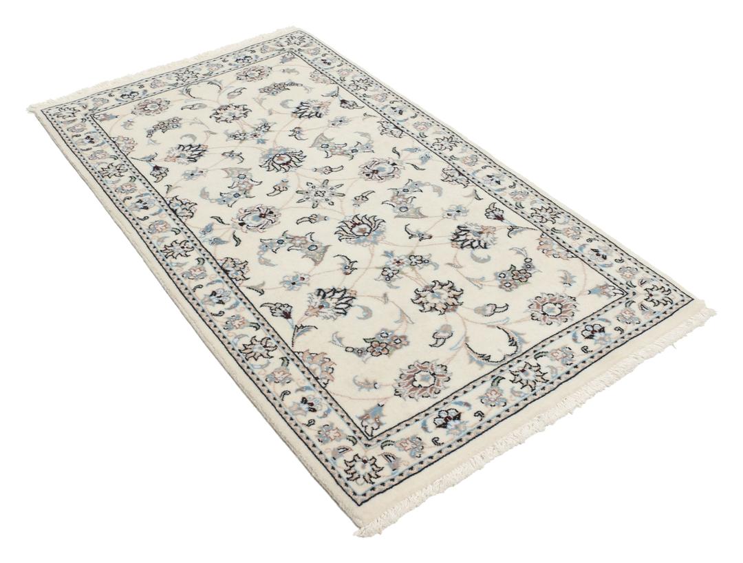 Handgeknoopt Nain 9La tapijt met delicate bloemmotieven op een beige achtergrond