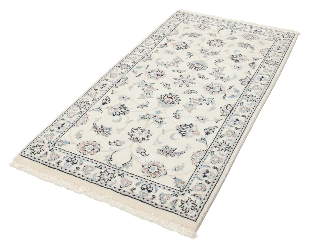 Handgeknoopt Nain 9La tapijt met delicate bloemmotieven op een beige achtergrond