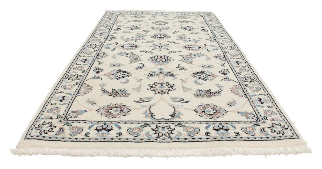 Handgeknoopt Nain 9La tapijt met delicate bloemmotieven op een beige achtergrond