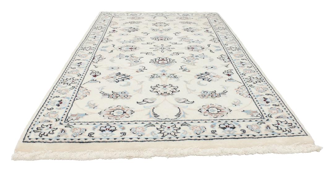 Handgeknoopt Nain 9La tapijt met delicate bloemmotieven op een beige achtergrond