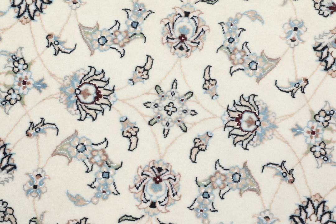 Handgeknoopt Nain 9La tapijt met delicate bloemmotieven op een beige achtergrond