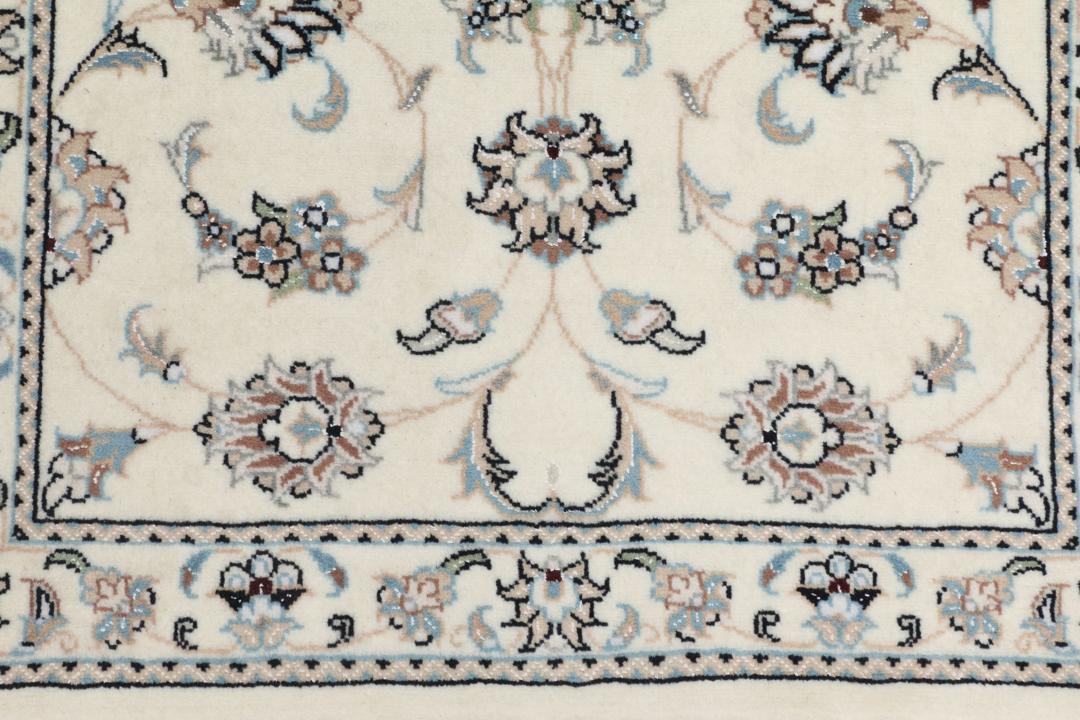 Handgeknoopt Nain 9La tapijt met delicate bloemmotieven op een beige achtergrond