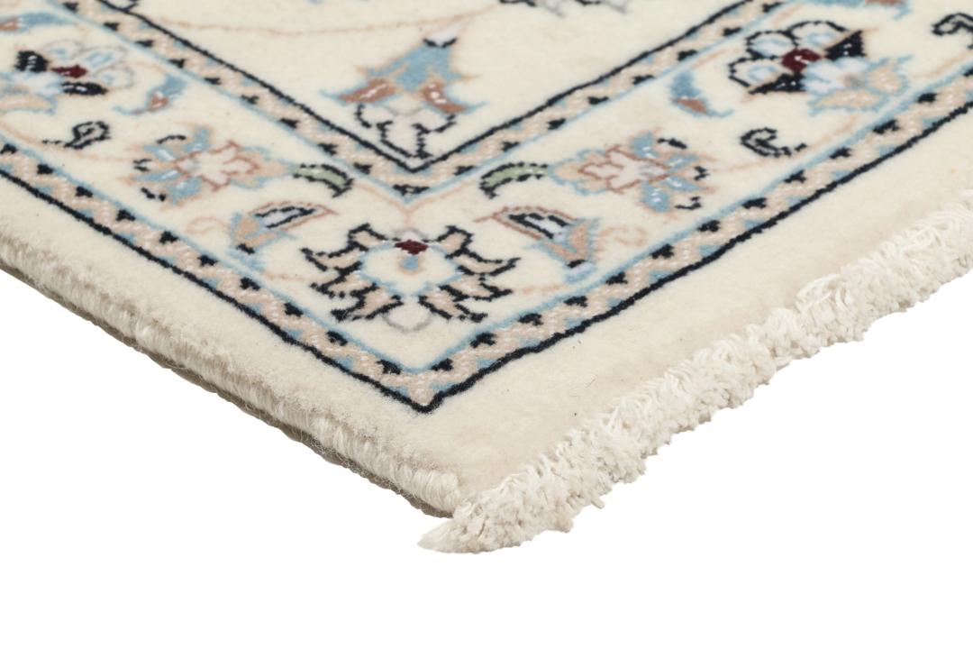 Handgeknoopt Nain 9La tapijt met delicate bloemmotieven op een beige achtergrond