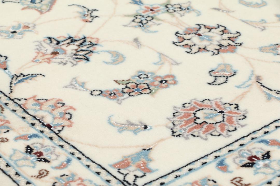 Handgeknoopt Nain 9La tapijt met bloemmotief op een crèmekleurige achtergrond