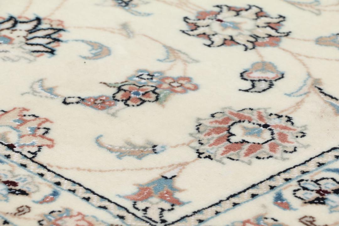 Handgemaakt Nain 9La tapijt met bloemmotief op een beige achtergrond