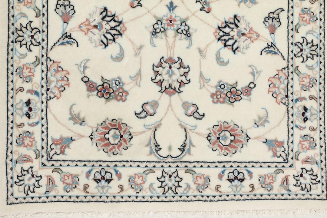 Handgemaakt Nain 9La tapijt met bloemmotief op een beige achtergrond