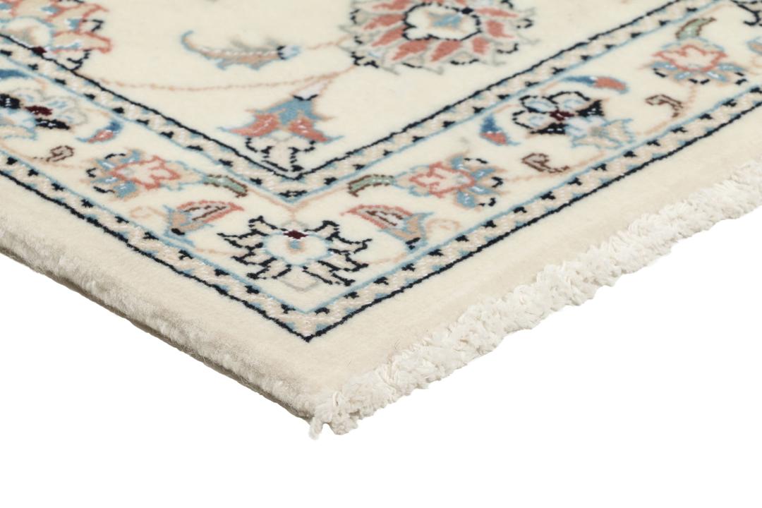 Handgemaakt Nain 9La tapijt met bloemmotief op een beige achtergrond