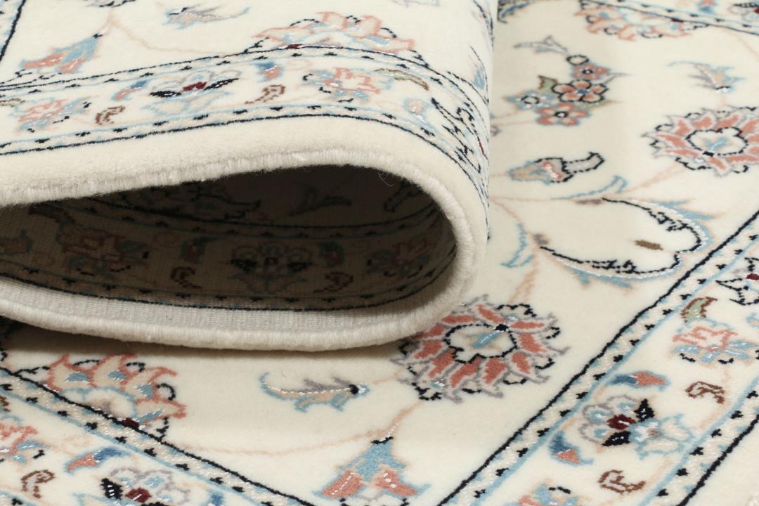 Handgemaakt Nain 9La tapijt met bloemmotief op een beige achtergrond