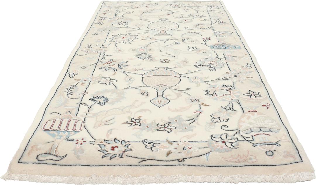 Et håndknyttet Nain 9La-tæppe fra Mellemøsten med en beige baggrund og blomstermønstre.