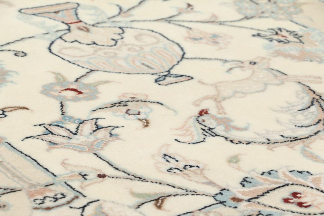 Et håndknyttet Nain 9La-tæppe fra Mellemøsten med en beige baggrund og blomstermønstre.