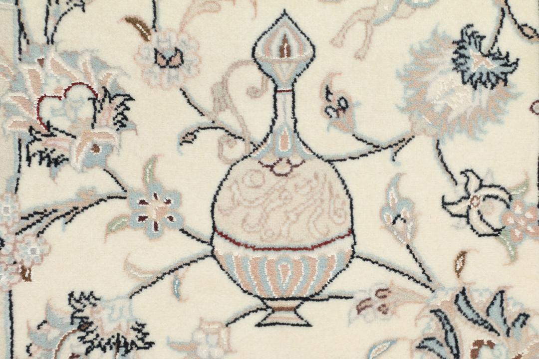 Et håndknyttet Nain 9La-tæppe fra Mellemøsten med en beige baggrund og blomstermønstre.