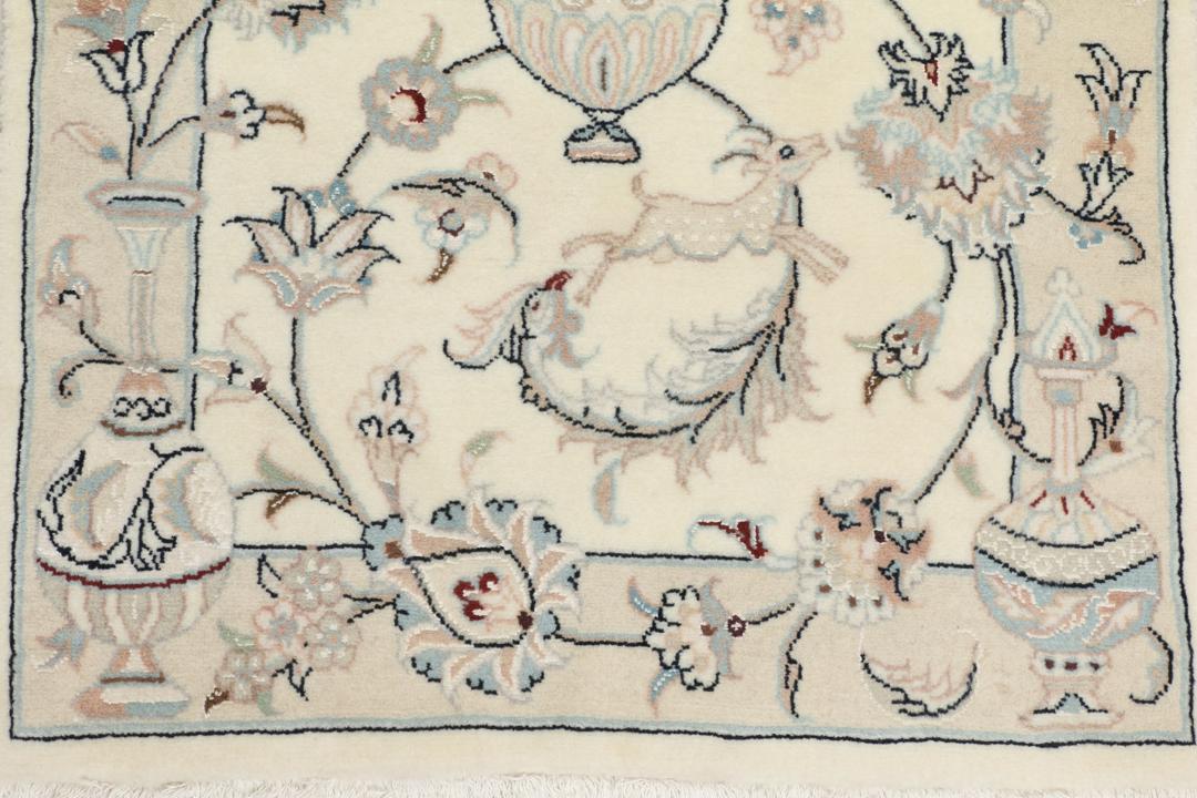 Et håndknyttet Nain 9La-tæppe fra Mellemøsten med en beige baggrund og blomstermønstre.
