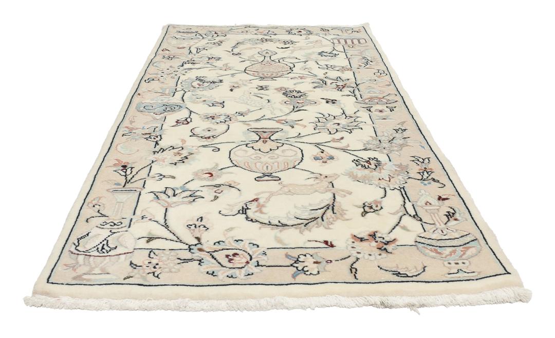 Et rektangulært håndknyttet Nain 9La-tæppe med delikate blomstermotiver i beige og blå nuancer.
