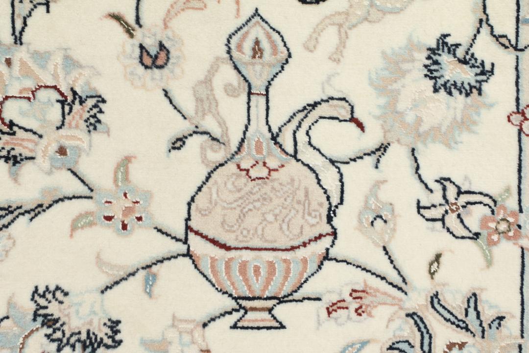 Et rektangulært håndknyttet Nain 9La-tæppe med delikate blomstermotiver i beige og blå nuancer.