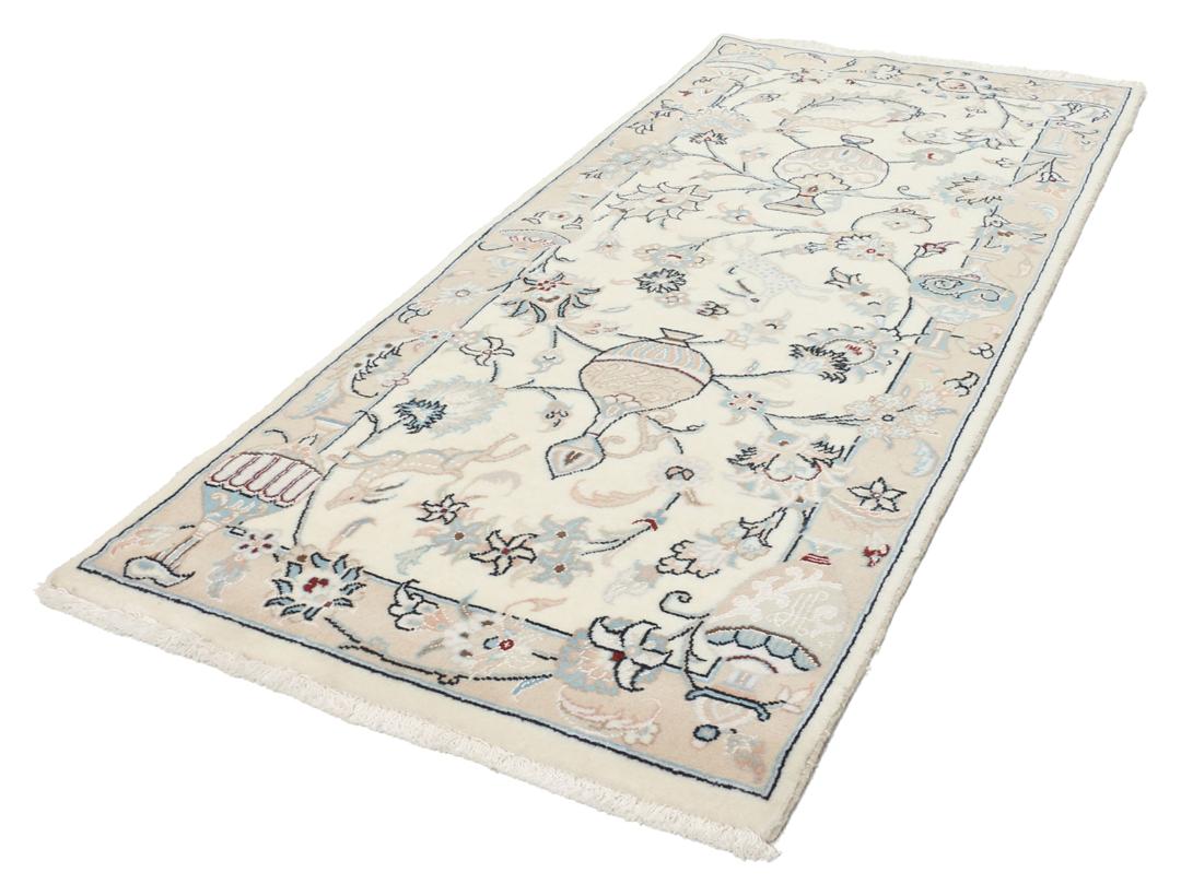 Een handgeknoopte Nain 9La loper met bloem- en diermotieven in beige en blauwe tinten.