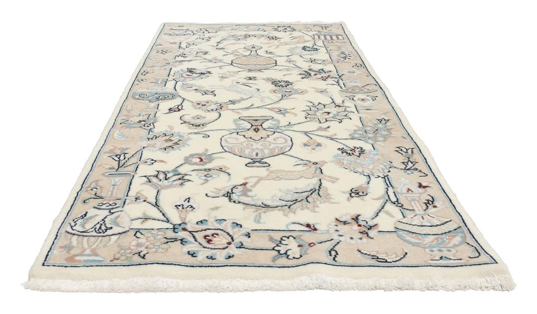 Een handgeknoopte Nain 9La loper met bloem- en diermotieven in beige en blauwe tinten.