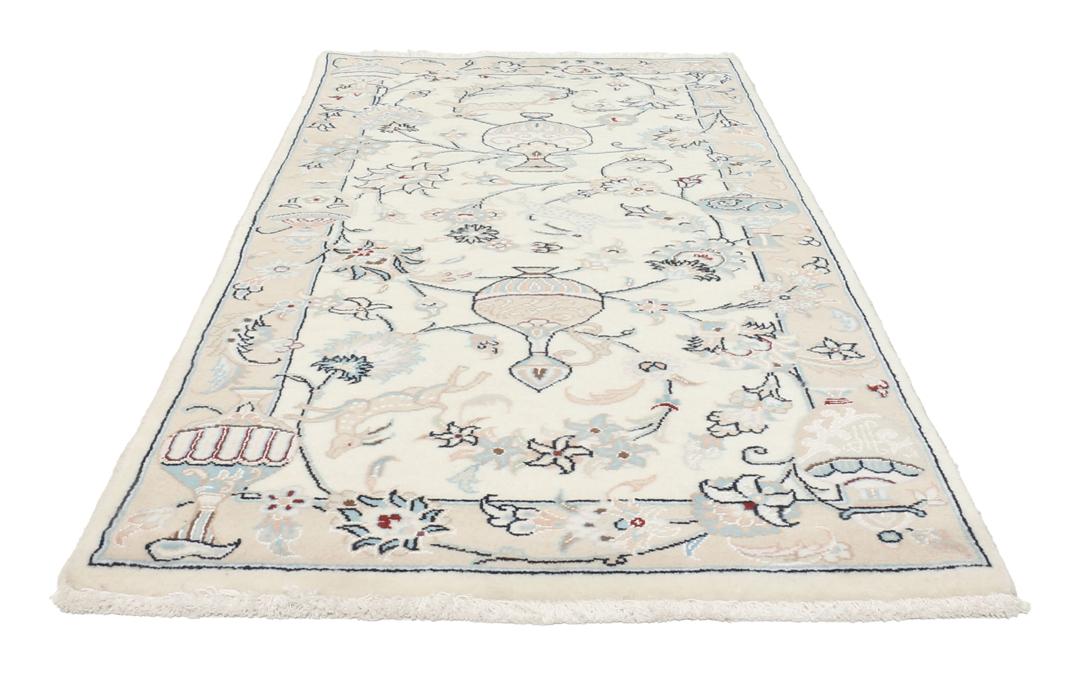 Een handgeknoopte Nain 9La loper met bloem- en diermotieven in beige en blauwe tinten.