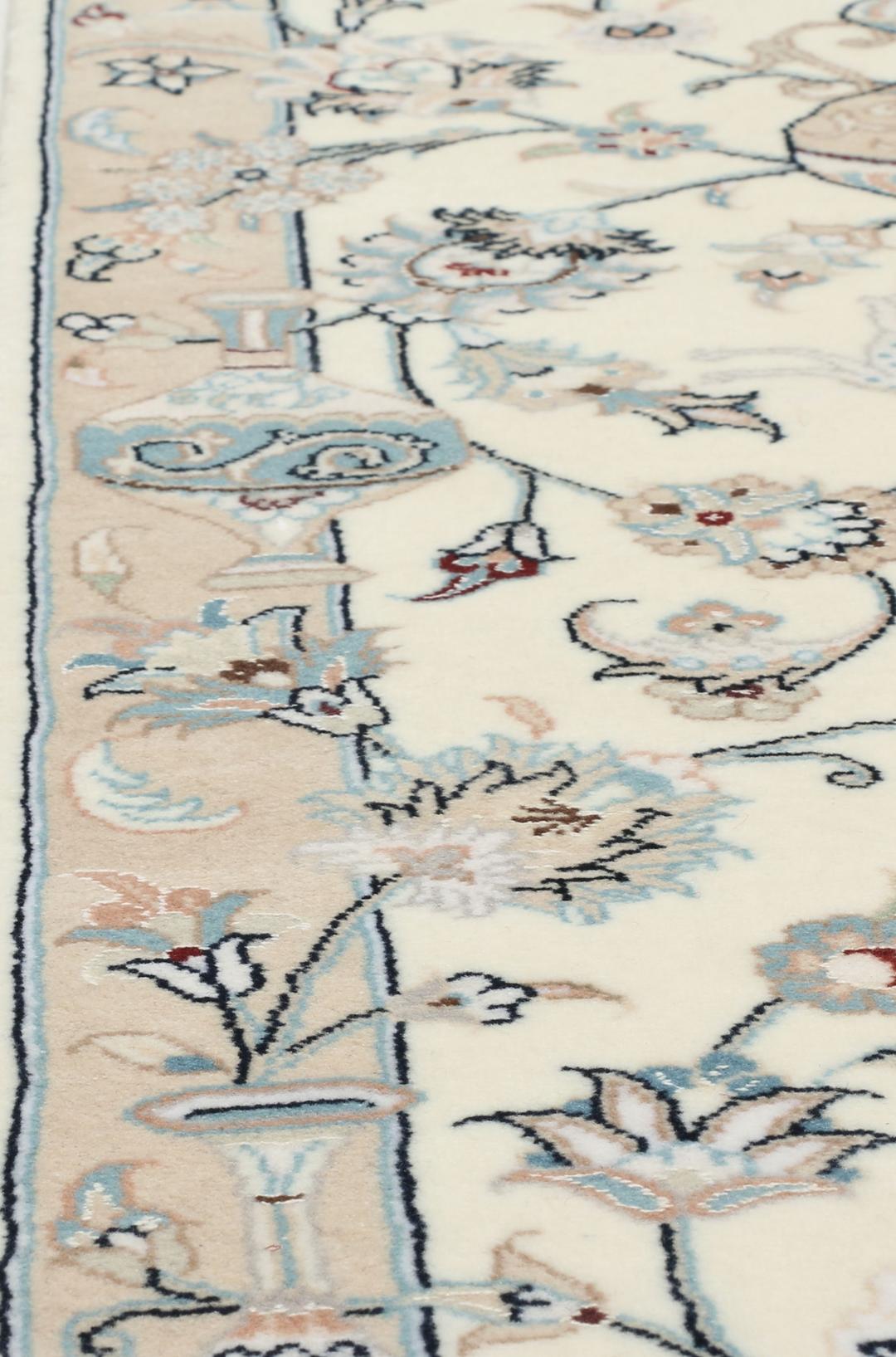 Een handgeknoopte Nain 9La loper met bloem- en diermotieven in beige en blauwe tinten.