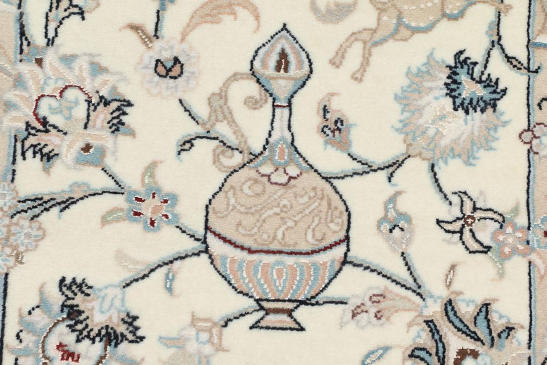 Een handgeknoopte Nain 9La loper met bloem- en diermotieven in beige en blauwe tinten.