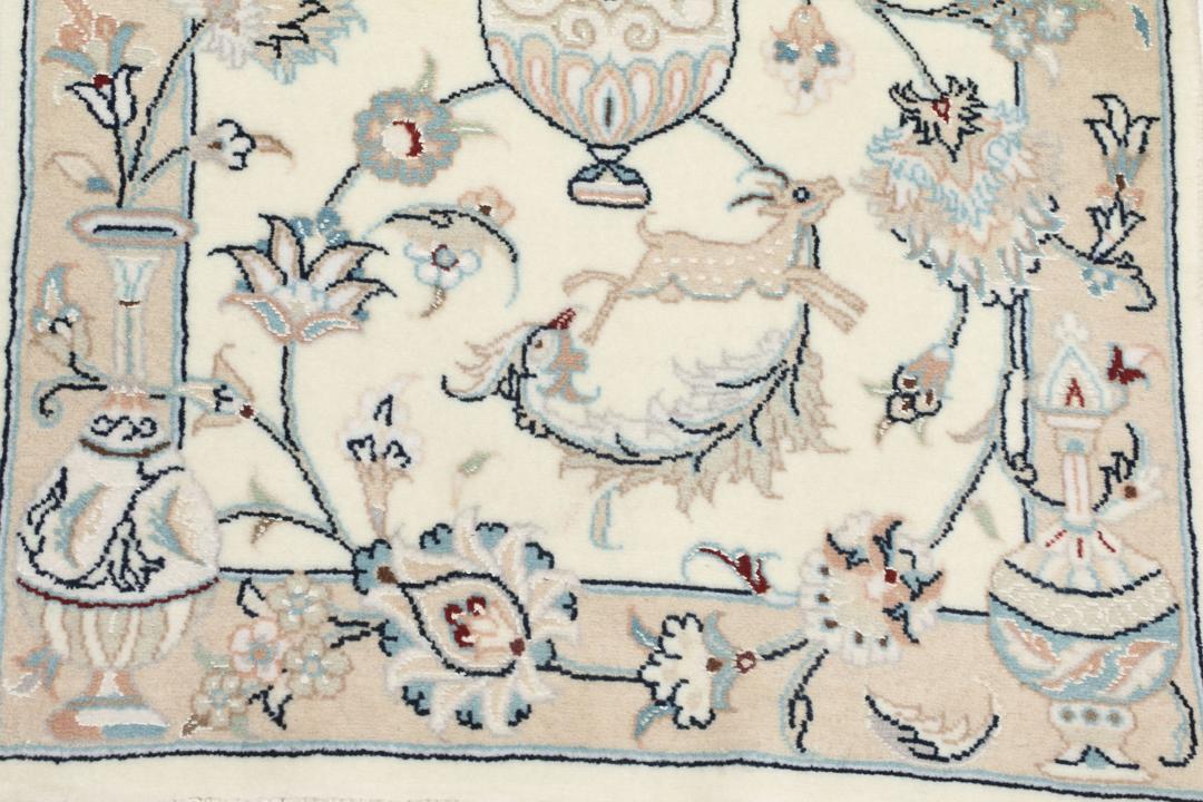 Een handgeknoopte Nain 9La loper met bloem- en diermotieven in beige en blauwe tinten.