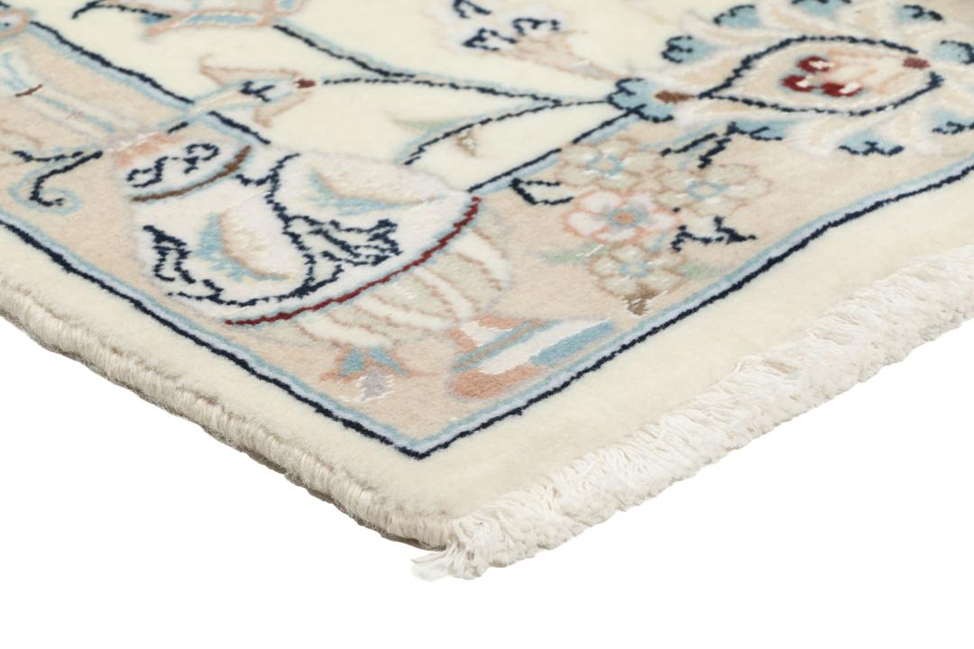 Een handgeknoopte Nain 9La loper met bloem- en diermotieven in beige en blauwe tinten.