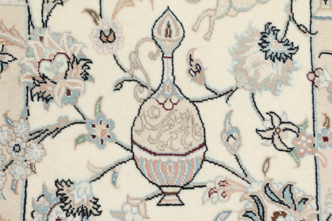 Et håndknyttet Nain 9La tæppe fra Mellemøsten i en blød beige farve med blomstermotiver.