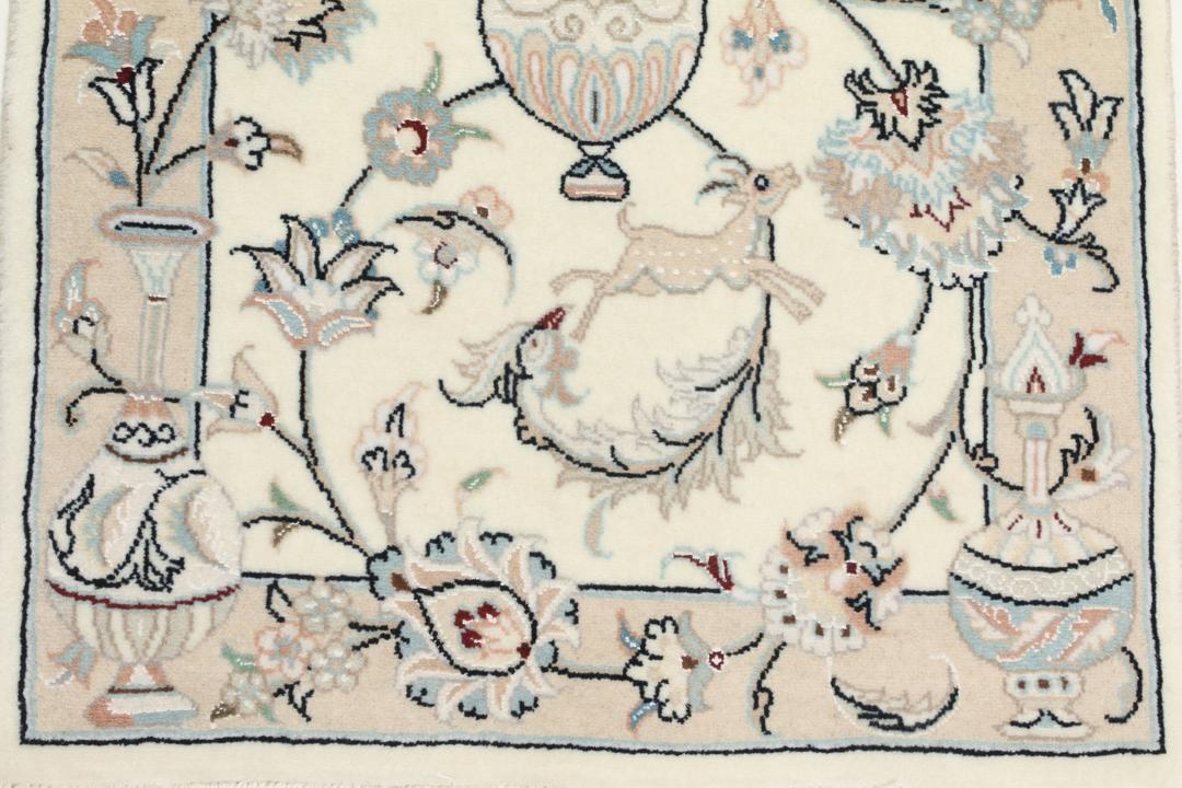 Et håndknyttet Nain 9La tæppe fra Mellemøsten i en blød beige farve med blomstermotiver.