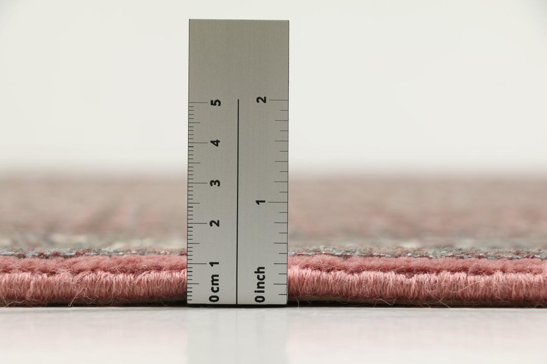 Et rektangulært håndknyttet Tabriz-tæppe fra Mellemøsten i mørkerøde og mørkeblå toner.