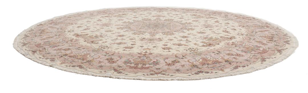 Rundt Tabriz-tæppe med indviklede blomstermønstre i rosa og creme fra Mellemøsten.