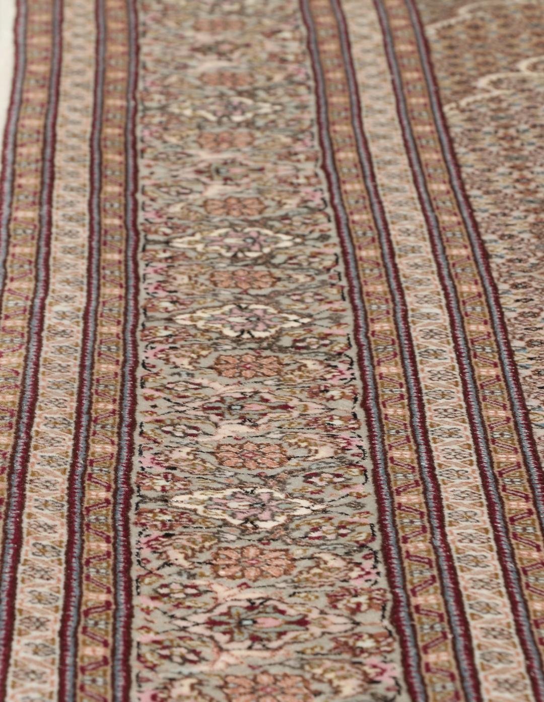 Handgeknoopt Tabriz-tapijt met ingewikkelde medaillonpatronen in meerkleurige tinten.