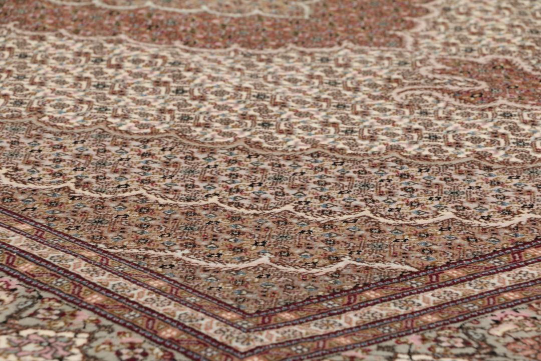 Handgeknoopt Tabriz-tapijt met ingewikkelde medaillonpatronen in meerkleurige tinten.