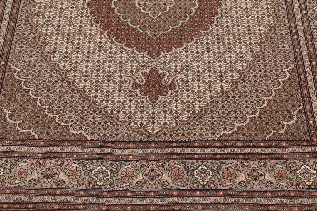 Handgeknoopt Tabriz-tapijt met ingewikkelde medaillonpatronen in meerkleurige tinten.