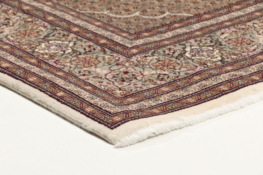 Handgeknoopt Tabriz-tapijt met ingewikkelde medaillonpatronen in meerkleurige tinten.