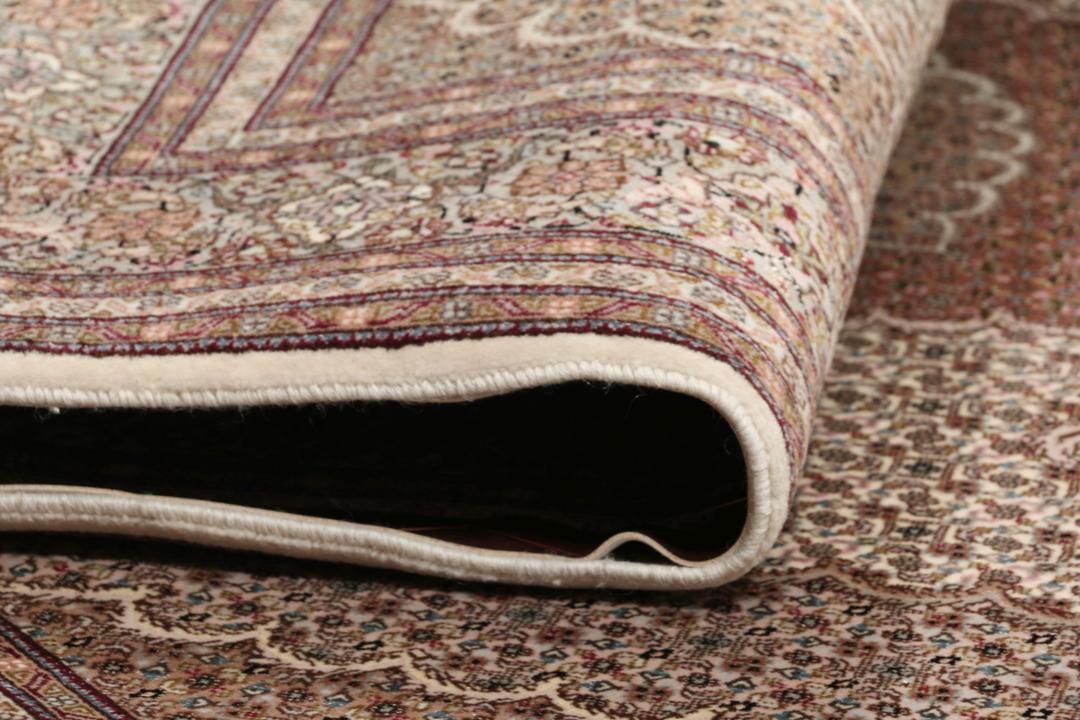 Handgeknoopt Tabriz-tapijt met ingewikkelde medaillonpatronen in meerkleurige tinten.