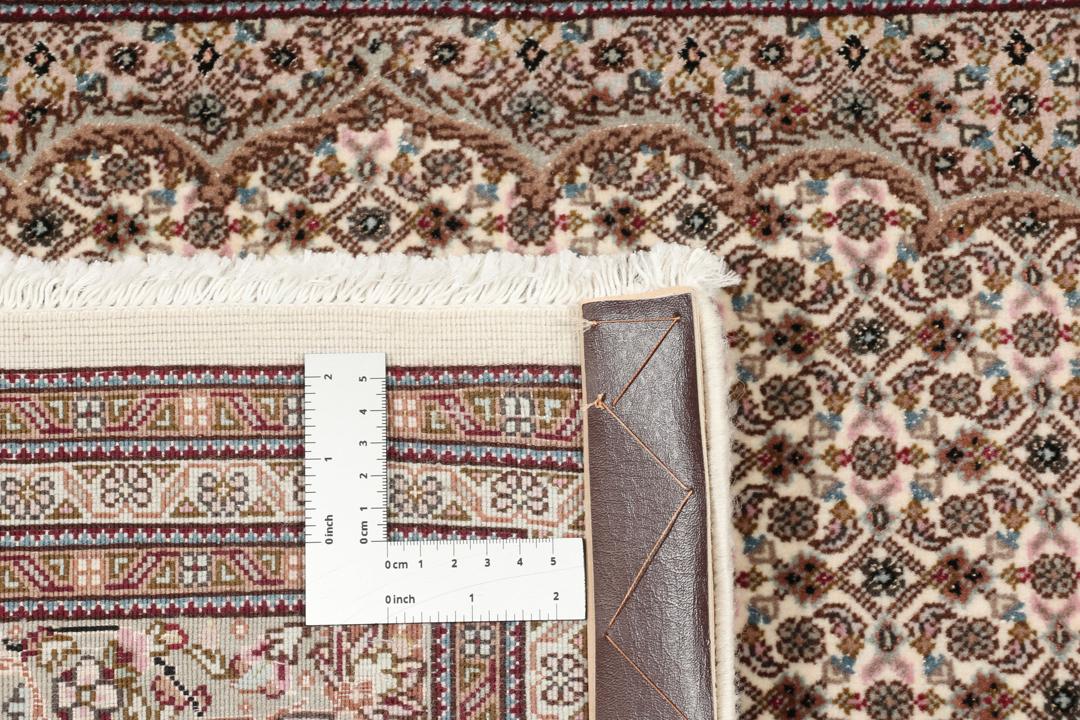 Handgeknoopt Tabriz-tapijt met ingewikkelde medaillonpatronen in meerkleurige tinten.