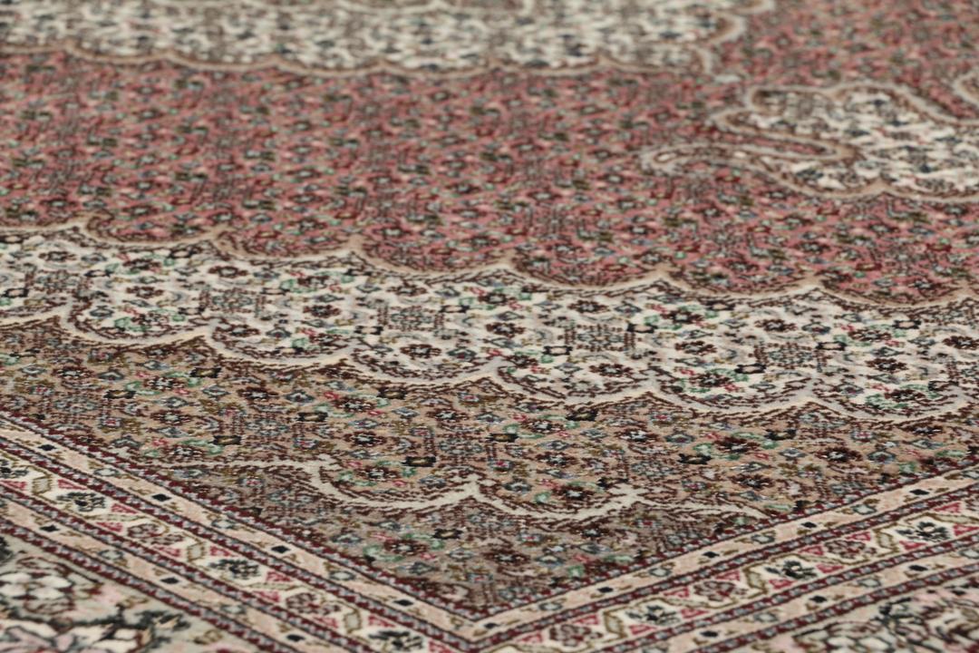 Håndknyttet mellemøstligt Tabriz 50 Raj tæppe i røde og beige nuancer