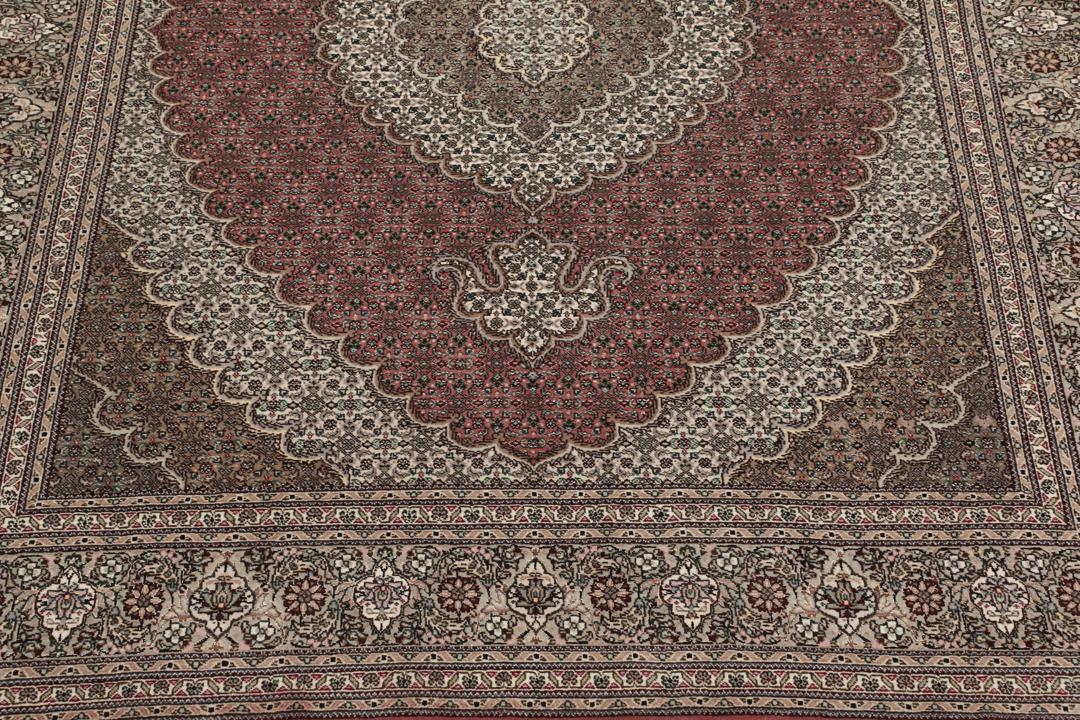 Håndknyttet mellemøstligt Tabriz 50 Raj tæppe i røde og beige nuancer