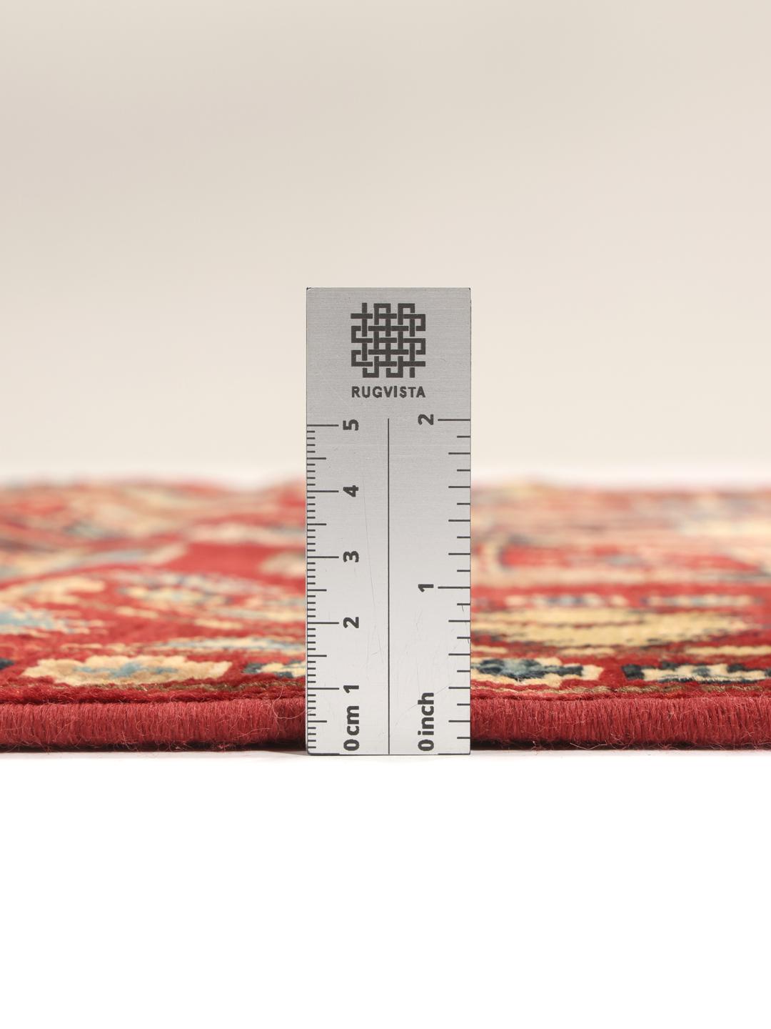 Covor Kazak înnodat manual din Afganistan cu fundal roșu și motive geometrice