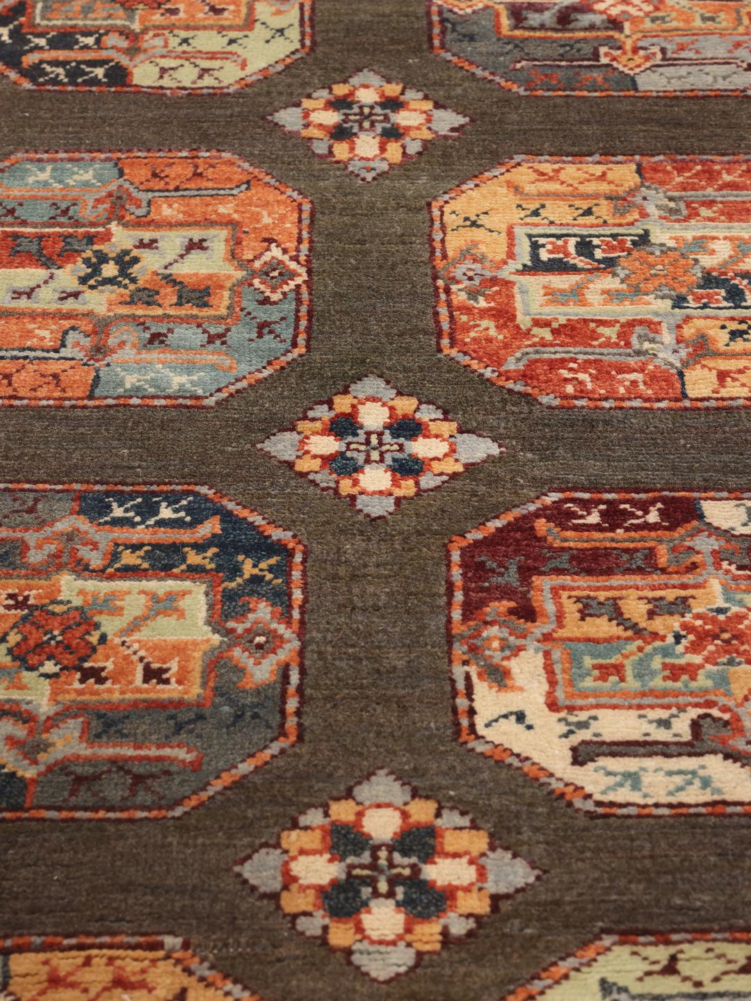 Handgeknoopt Afghaans Kazak-tapijt met een bruin veld en geometrische medaillonmotieven.