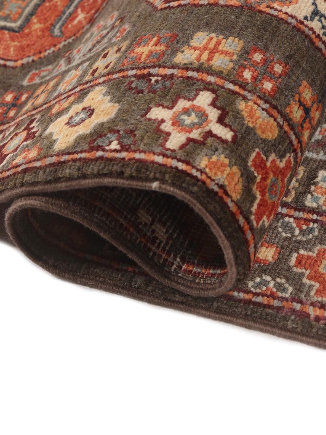 Handgeknoopt Afghaans Kazak-tapijt met een bruin veld en geometrische medaillonmotieven.