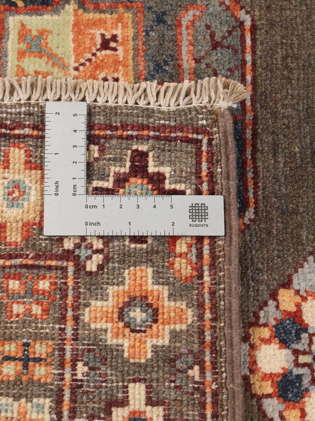 Handgeknoopt Afghaans Kazak-tapijt met een bruin veld en geometrische medaillonmotieven.