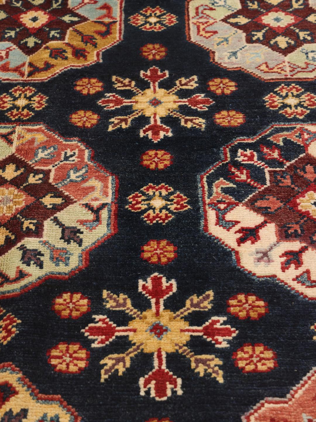 Handgeknüpfter afghanischer Kazak-Teppich mit geometrischen Motiven in Dunkelblau und Mehrfarbig